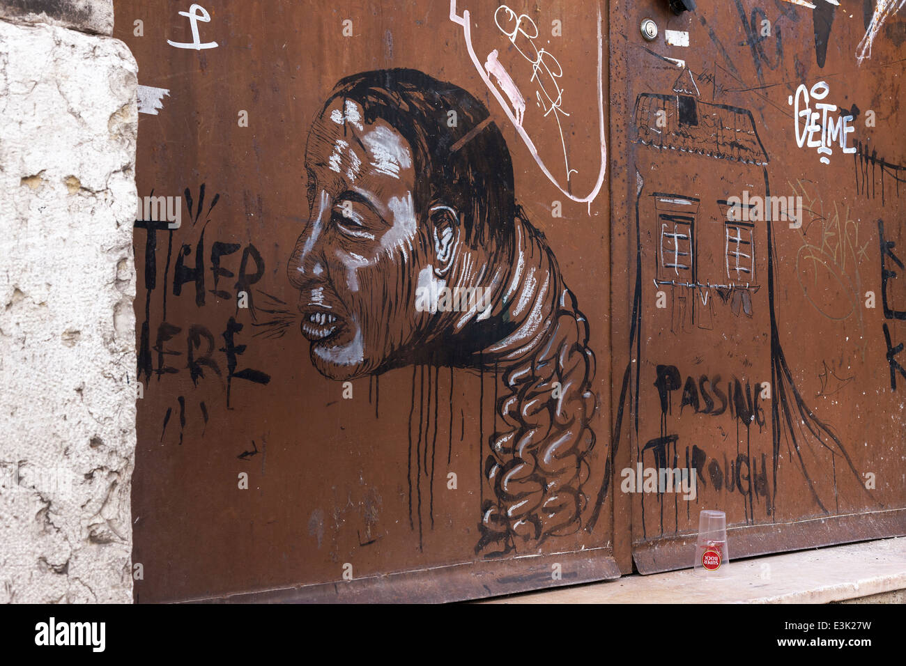 Graffiti su un marrone paited porta in legno Lisbona Portogallo. Foto Stock