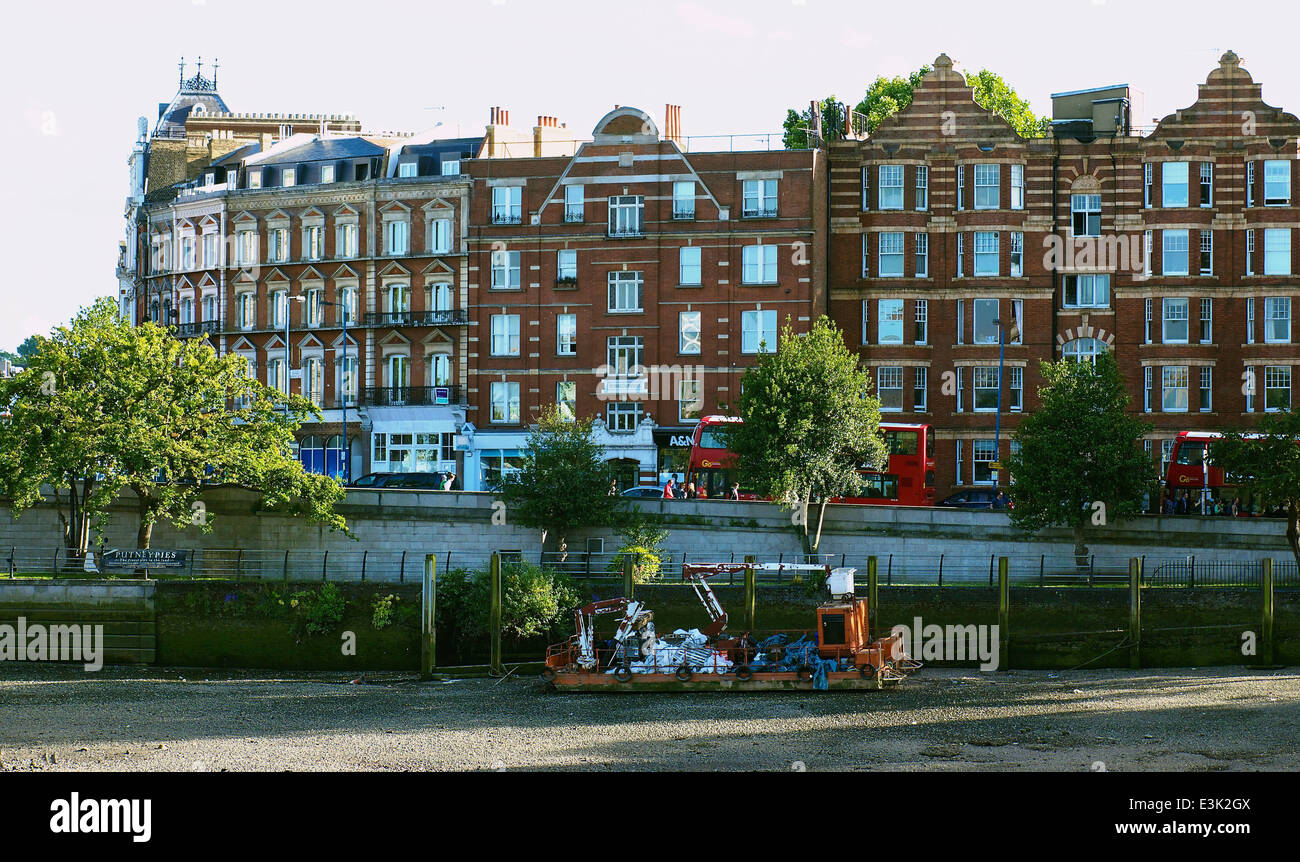 Appartamenti lungo la riva sud del fiume Tamigi a Putney Bridge Londra Inghilterra Europa Foto Stock