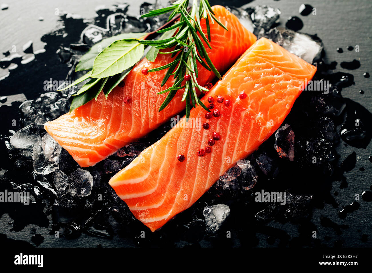 Salmone fresco con erbe e spezie - cibo sano, la dieta e il concetto di cucina a vista Foto Stock