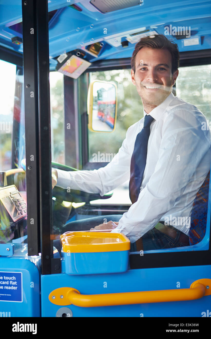 Ritratto di Bus Driver dietro la ruota Foto Stock