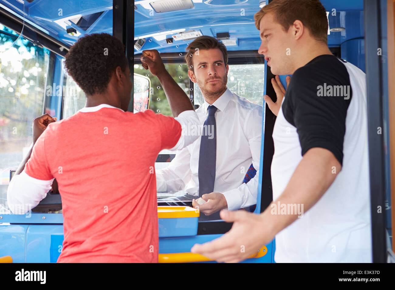 Passeggeri litigare con il conducente di bus Foto Stock