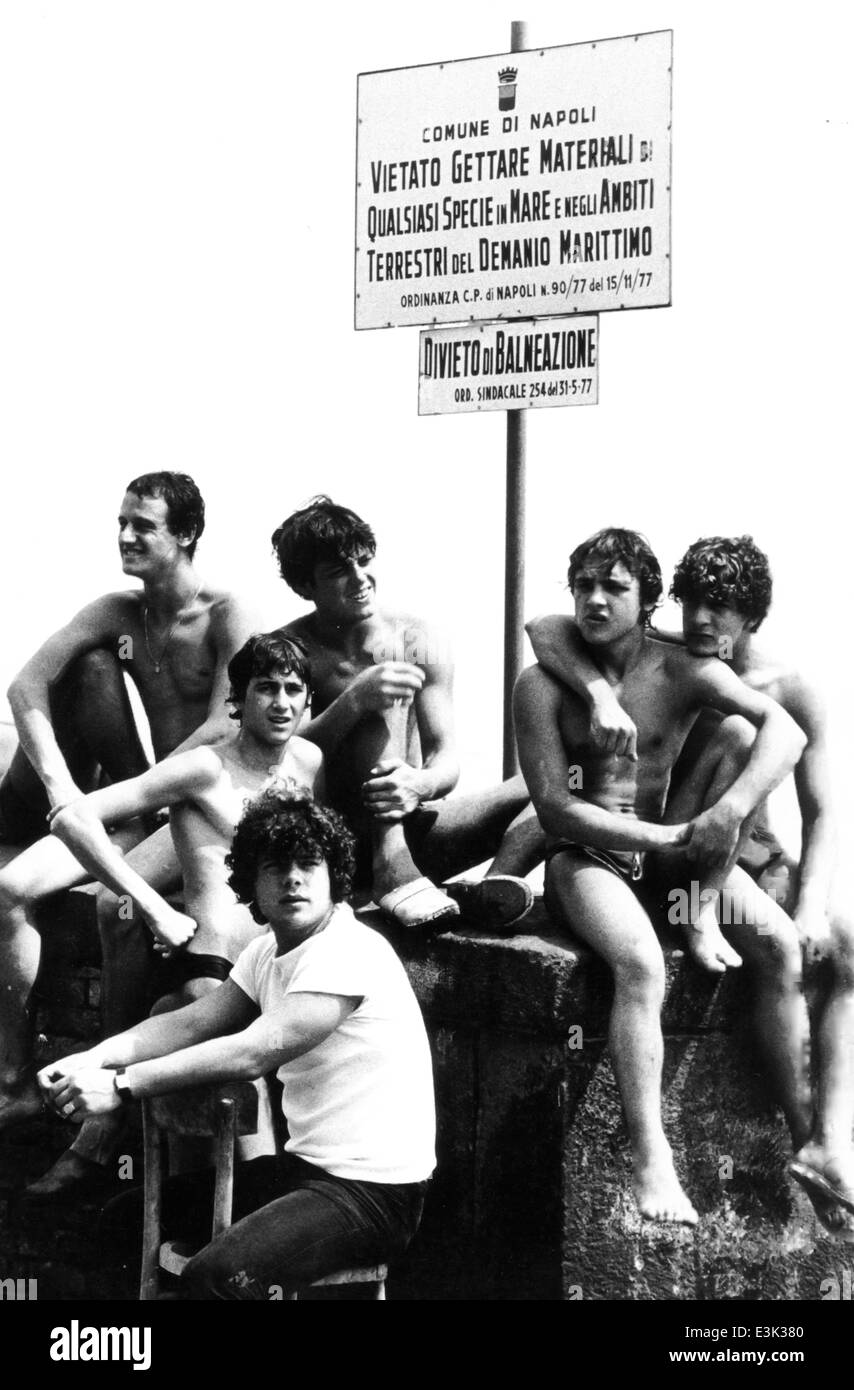 Giovane uomo a Napoli porto,nessun segno di nuoto,70's' Foto Stock
