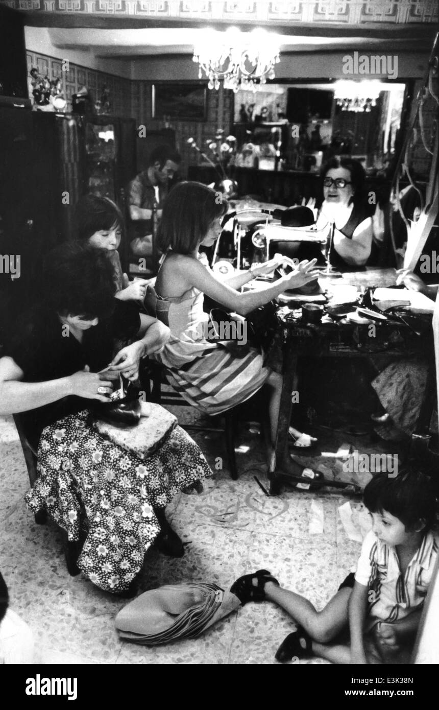 Domestico fabbricazione di scarpe,Napoli,l'Italia,70's' Foto Stock