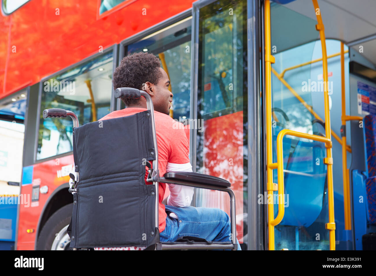 Uomo disabili in sedia a rotelle Bus di imbarco Foto Stock