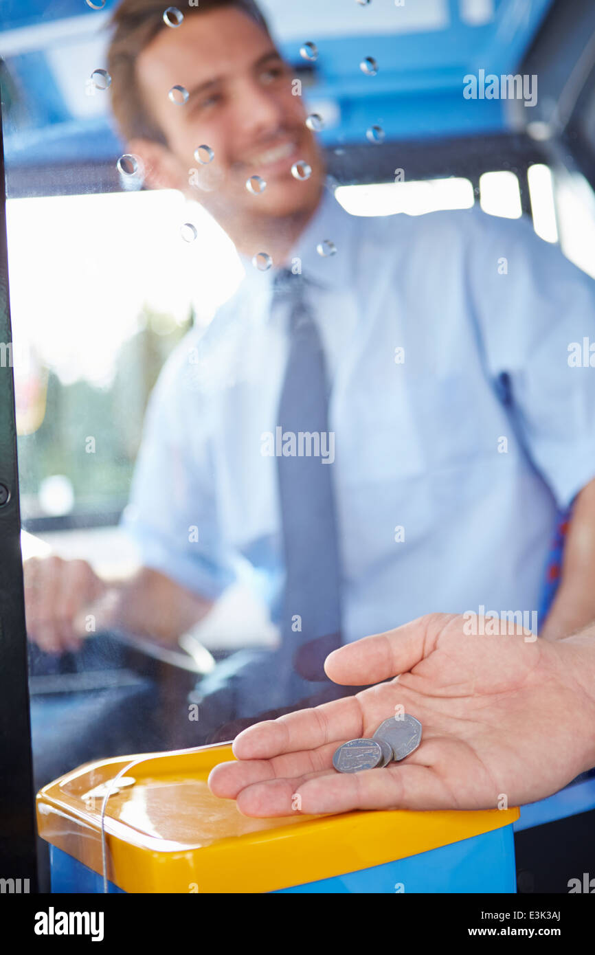 Stretta di mano dando tariffa del driver per il viaggio in autobus Foto Stock