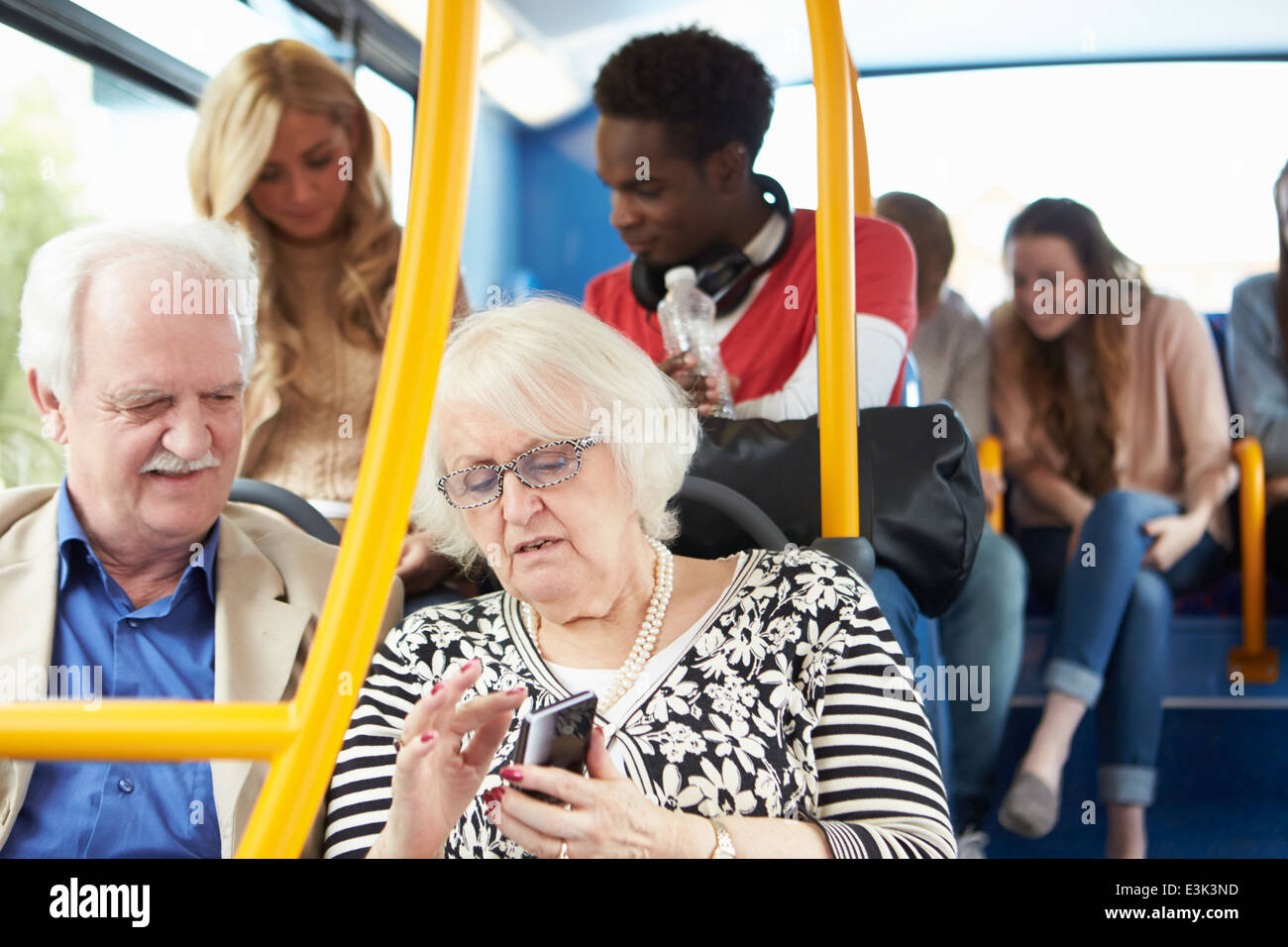 Interno di autobus con passeggeri Foto Stock