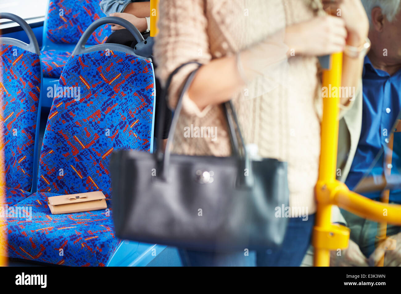 Passeggero in partenza portamonete sul sedile del bus Foto Stock