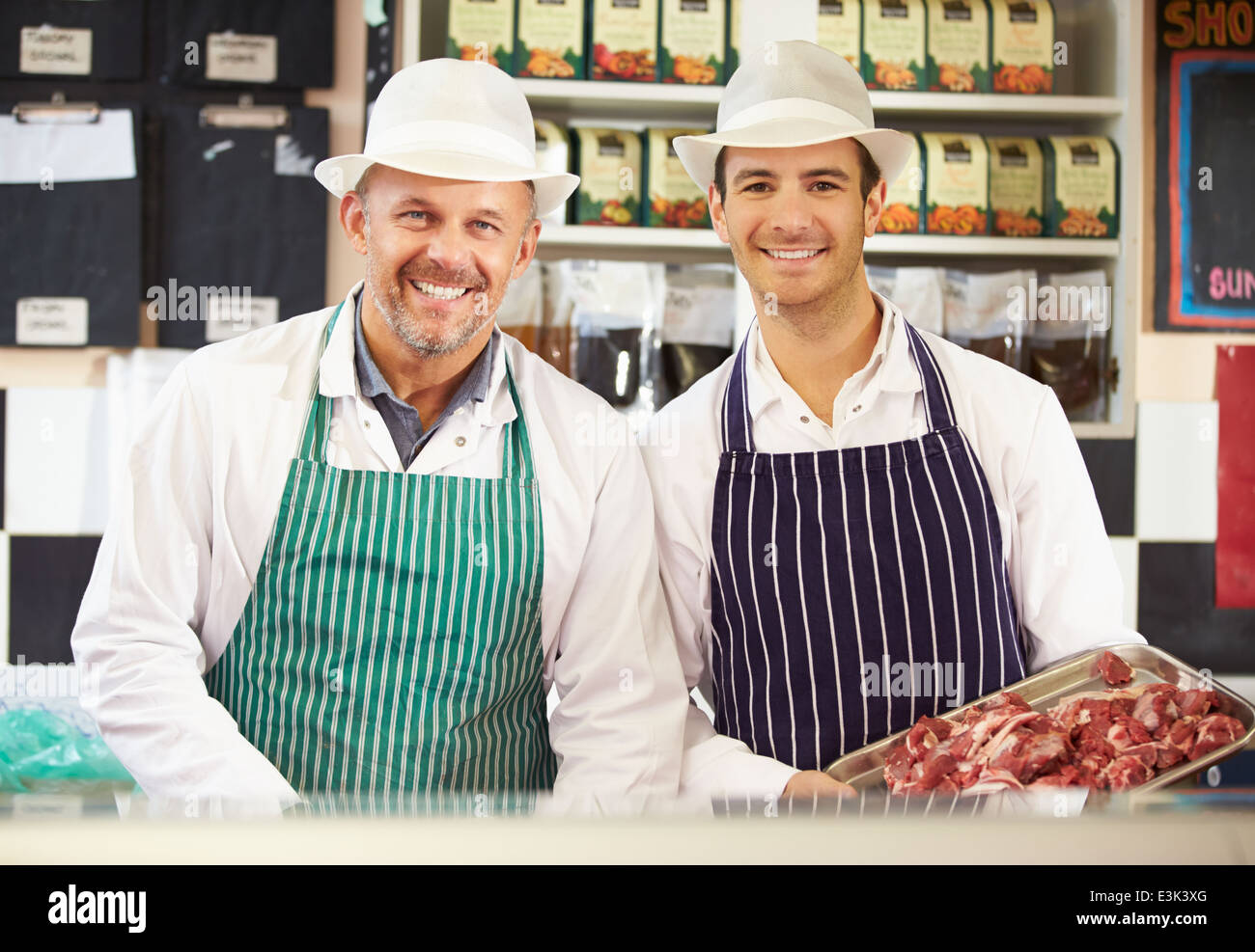 Due macellai al lavoro in negozio Foto Stock