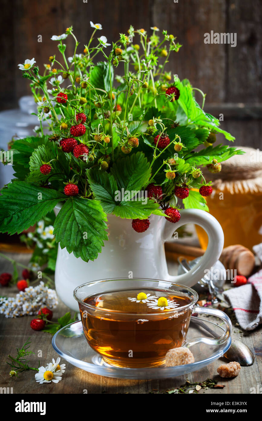 Bouquet di fragole con tè alle erbe e miele - bio cibo o concetto di salute Foto Stock