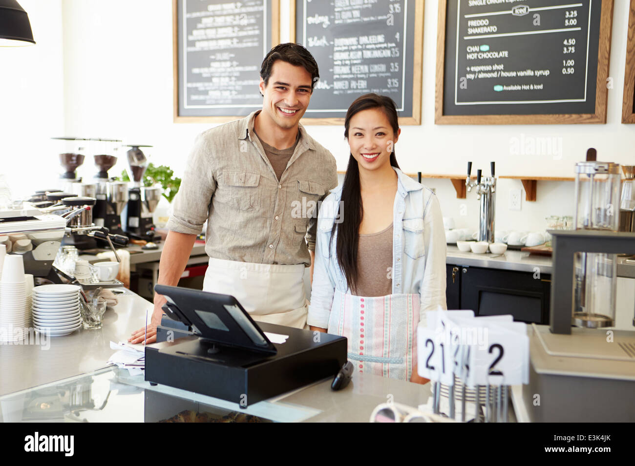 Maschio e femmina di personale in Coffee Shop Foto Stock