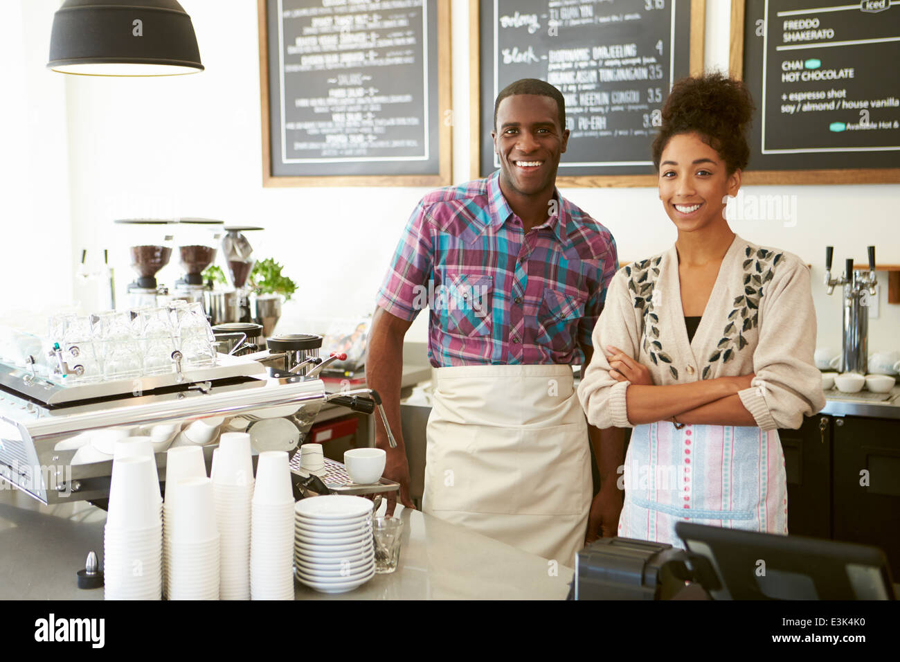Maschio e femmina di personale in Coffee Shop Foto Stock