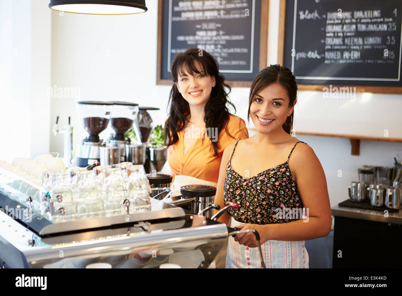 Personale femminile in Coffee Shop Foto Stock