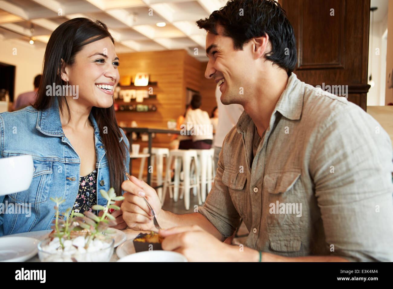 Giovane incontro in Busy Café Restaurant Foto Stock