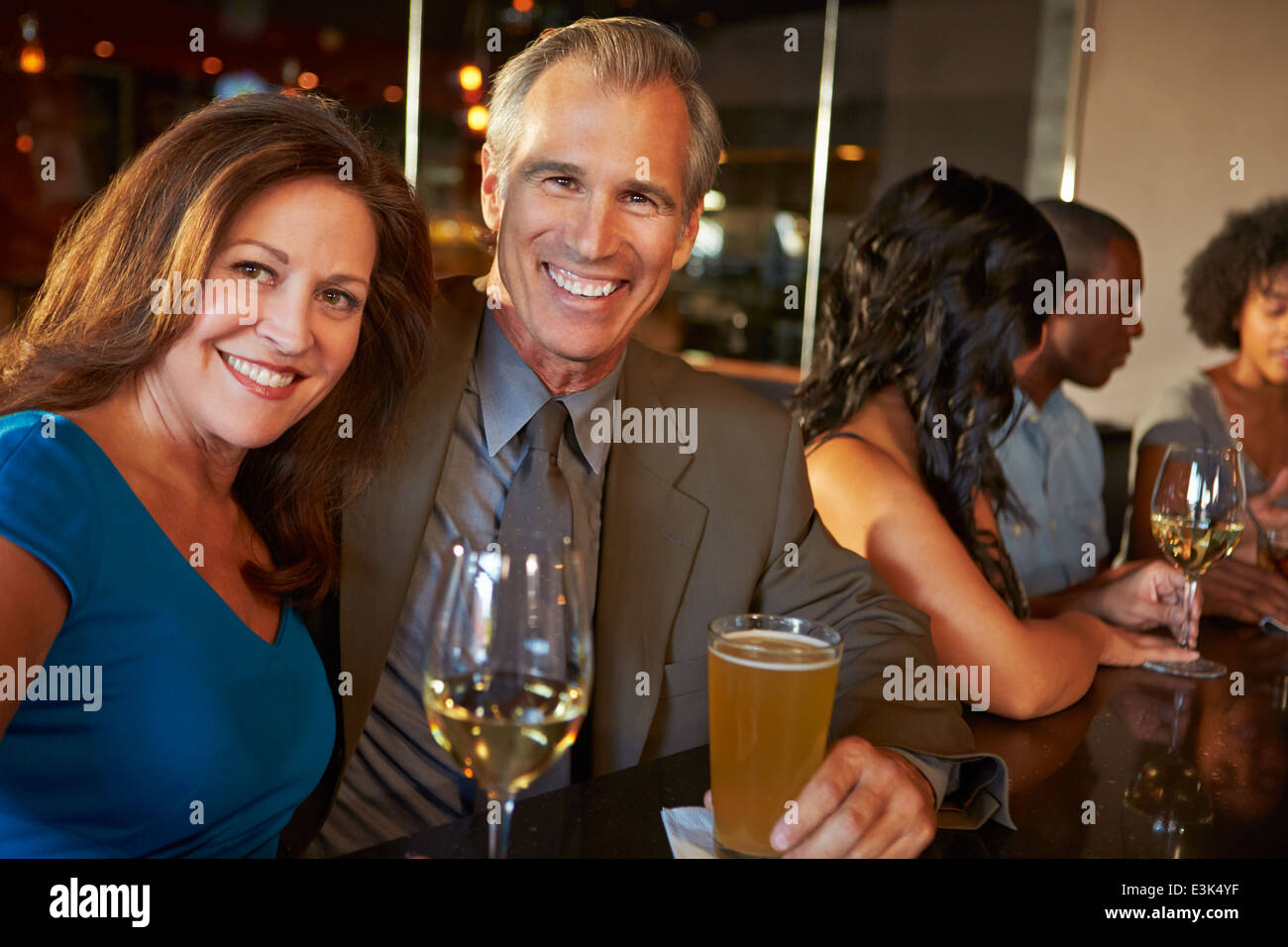 Coppia Matura godendo di drink nel bar insieme Foto Stock