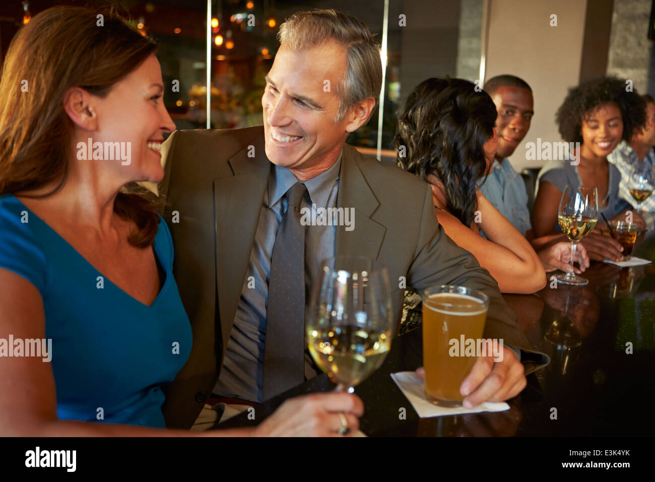 Coppia Matura godendo di drink nel bar insieme Foto Stock