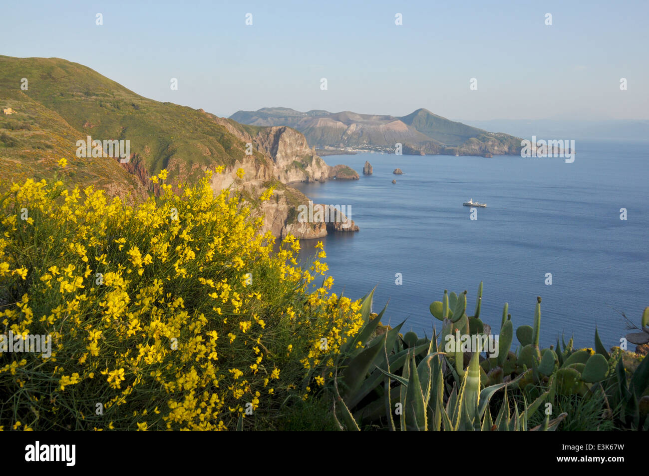 Isola di Lipari, Isole Eolie, vista da Quattrocchi e Vulcano in background, Messina, Sicilia, Italia Foto Stock