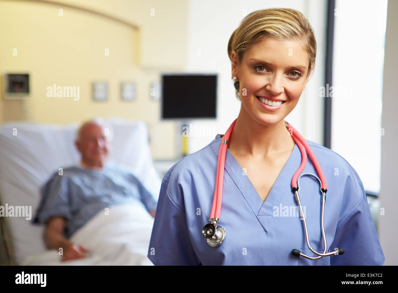 Ritratto di infermiera femmina con paziente in background Foto Stock