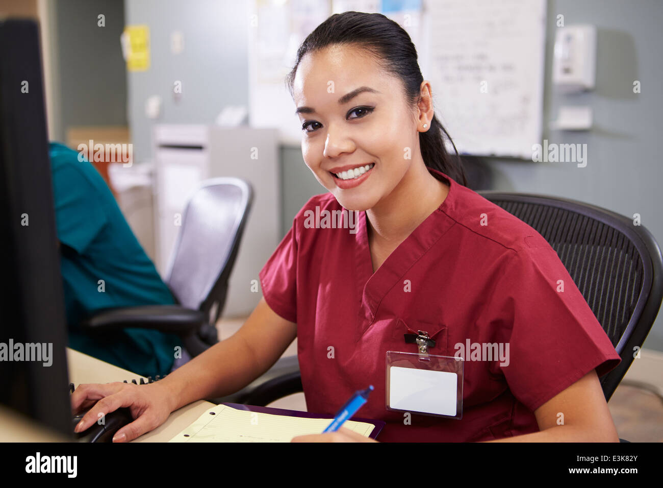 Ritratto di donna lavoro infermiere alla stazione di infermieri Foto Stock