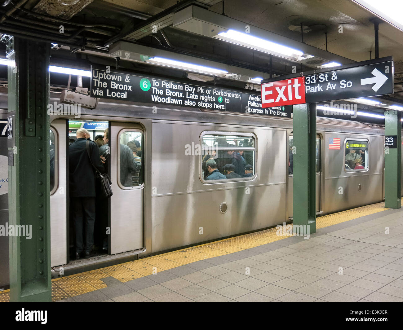 Xxxiii Street Subway Station piattaforma e treni passeggeri, NYC, STATI UNITI D'AMERICA Foto Stock