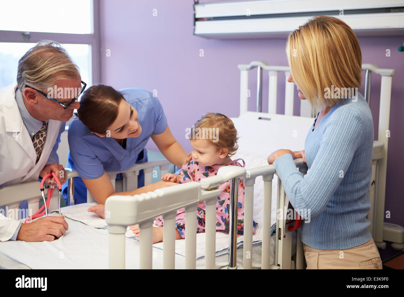 Madre e figlia in reparto pediatrico dell ospedale Foto Stock