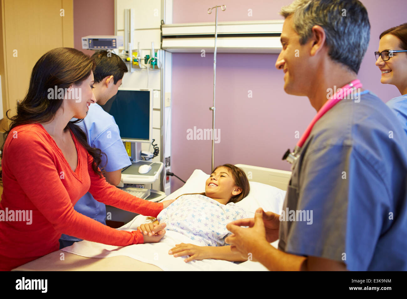 Madre e figlia con il personale medico nella stanza di ospedale Foto Stock