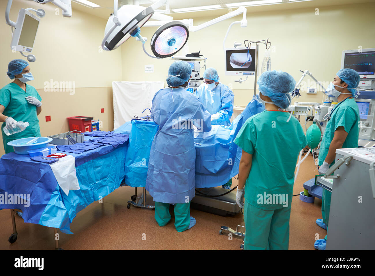 Immagine del team chirurgico eseguire l'operazione chirurgica, l'infermiere  distribuire le forbici sterili al chirurgo come supporto e cooperativa  nella sala operatoria concetto Foto stock - Alamy