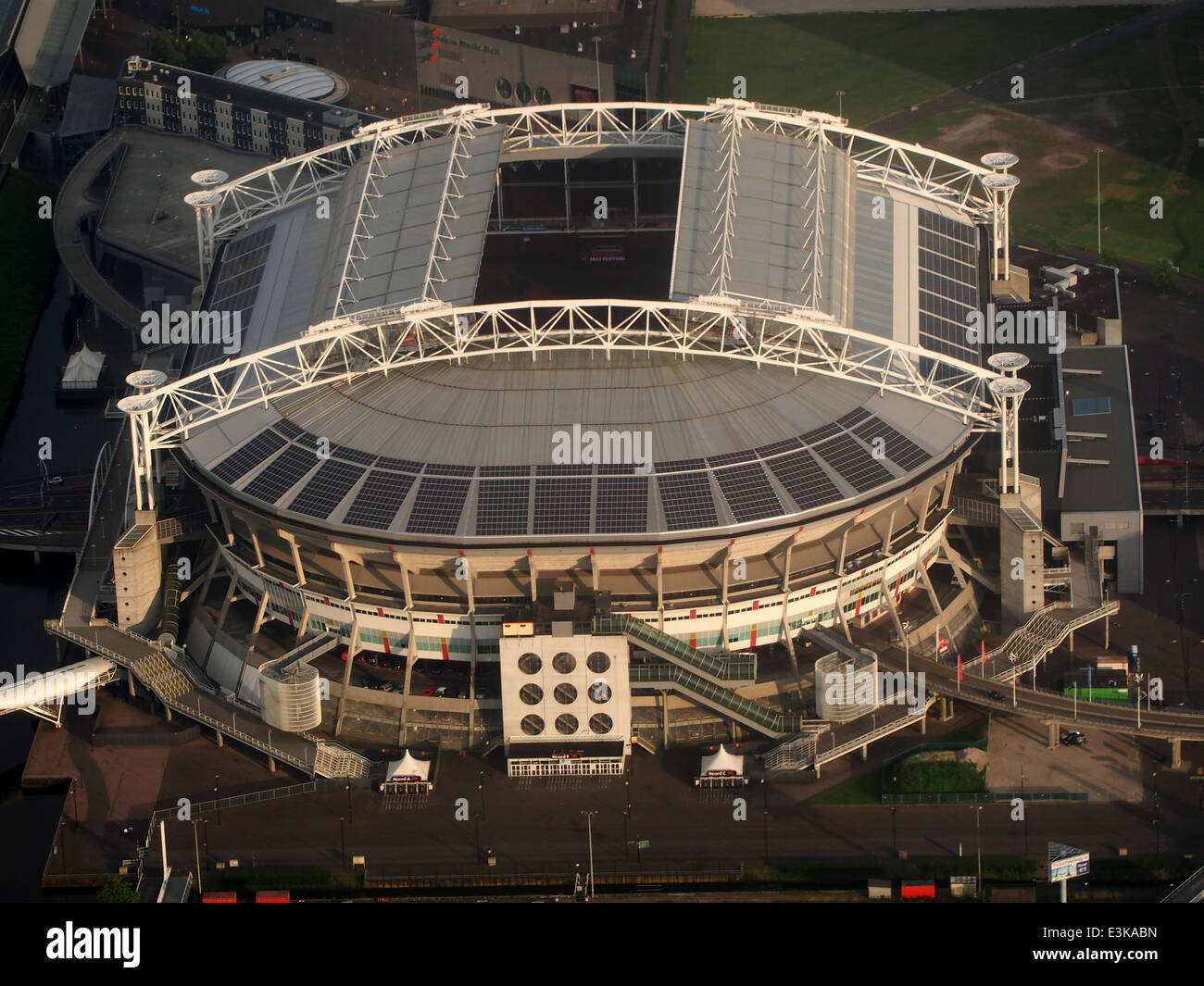 Questa immagine mostra l'Arena, conosciuta anche come Johan Cruijff Arena, lo stadio di casa dell'Ajax Football Club di Amsterdam. È uno stadio moderno noto per ospitare partite di calcio, concerti e altri eventi importanti. Foto Stock