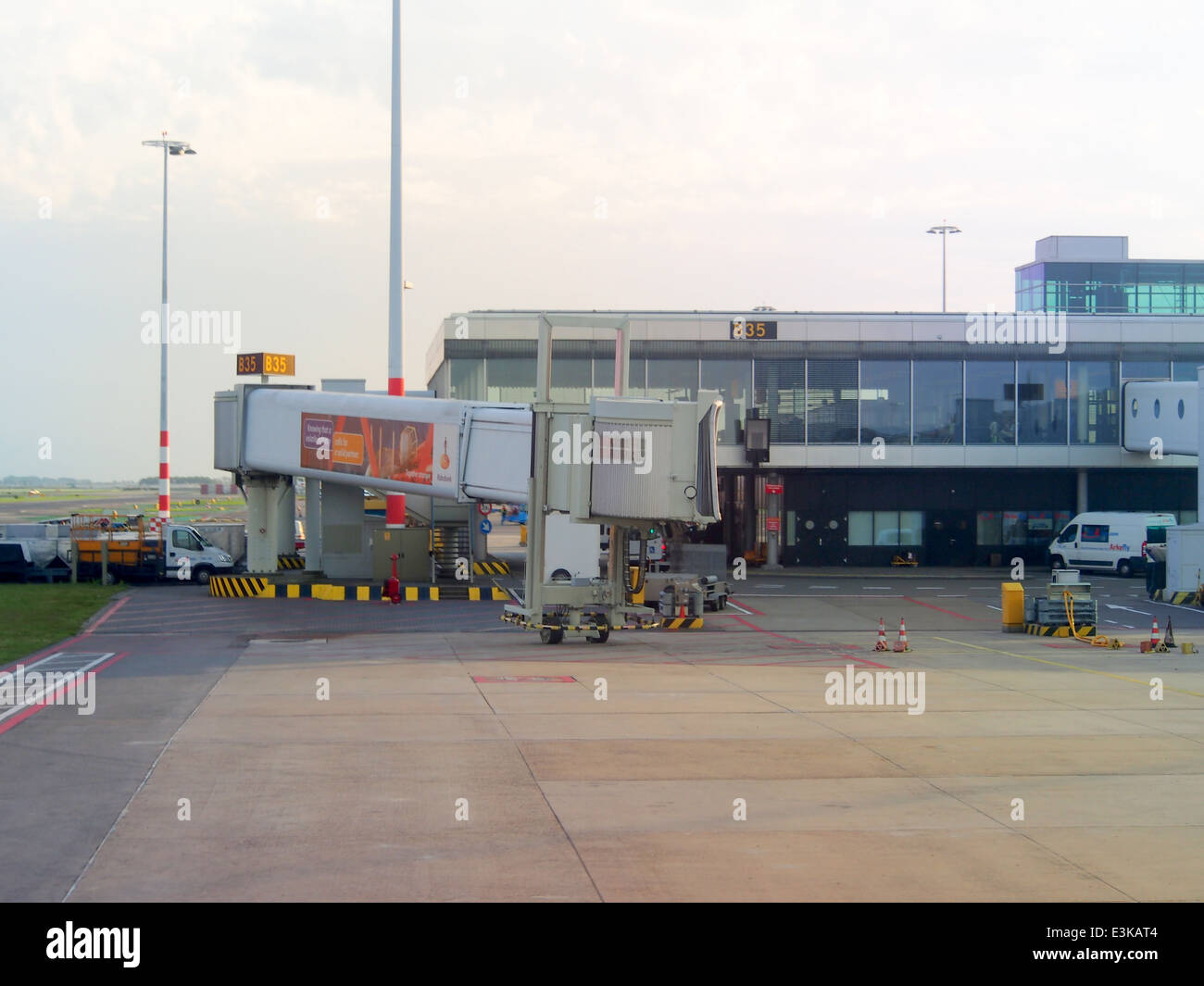 Vista dell'area B35 fuori dall'aeroporto di Schiphol nei Paesi Bassi. Questa sede fa generalmente parte delle infrastrutture dell'aeroporto per i servizi di trasporto e logistica. Foto Stock