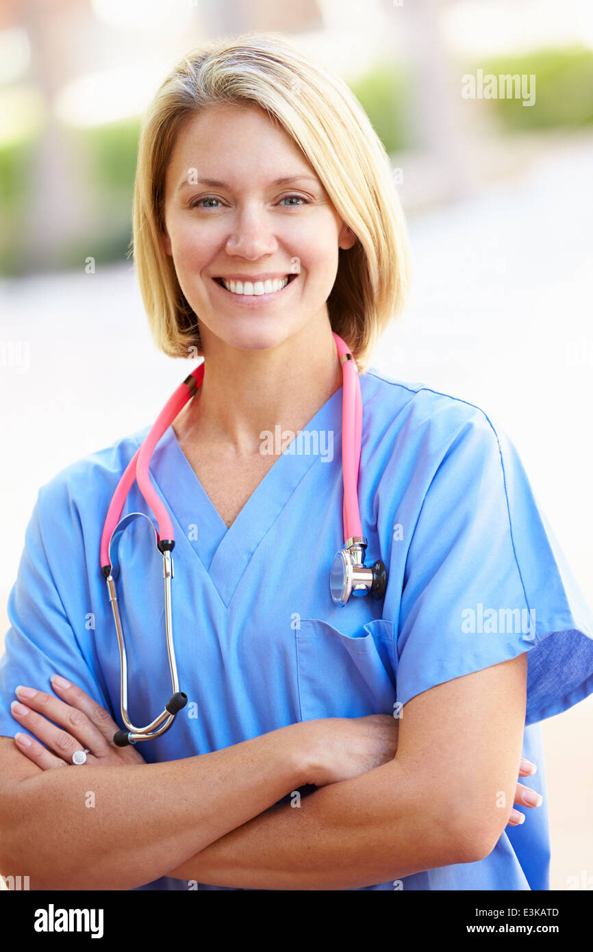 Ritratto Outdoor infermiera femmina Foto Stock