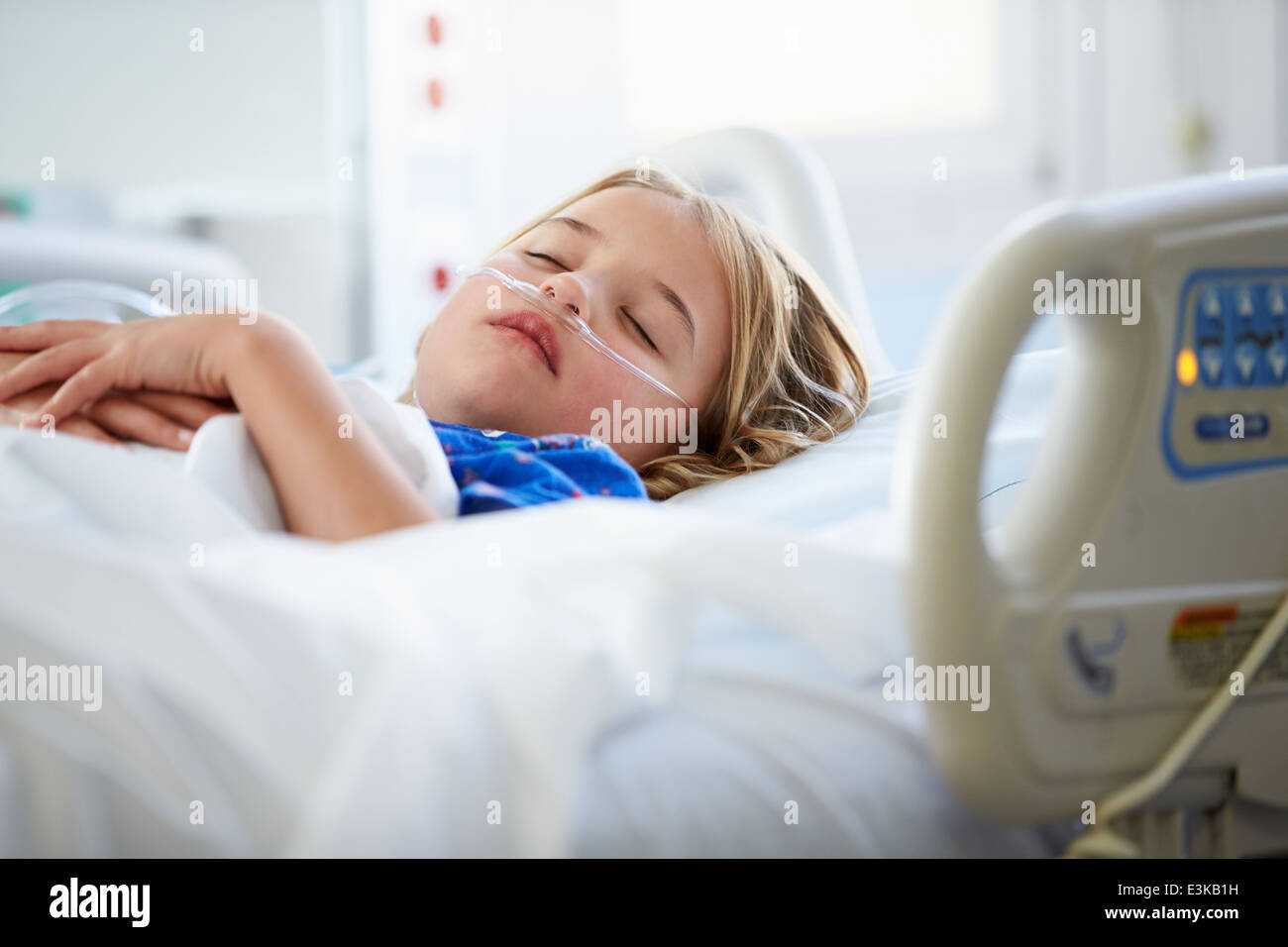 Ragazza che dorme in unità di Terapia Intensiva Foto Stock