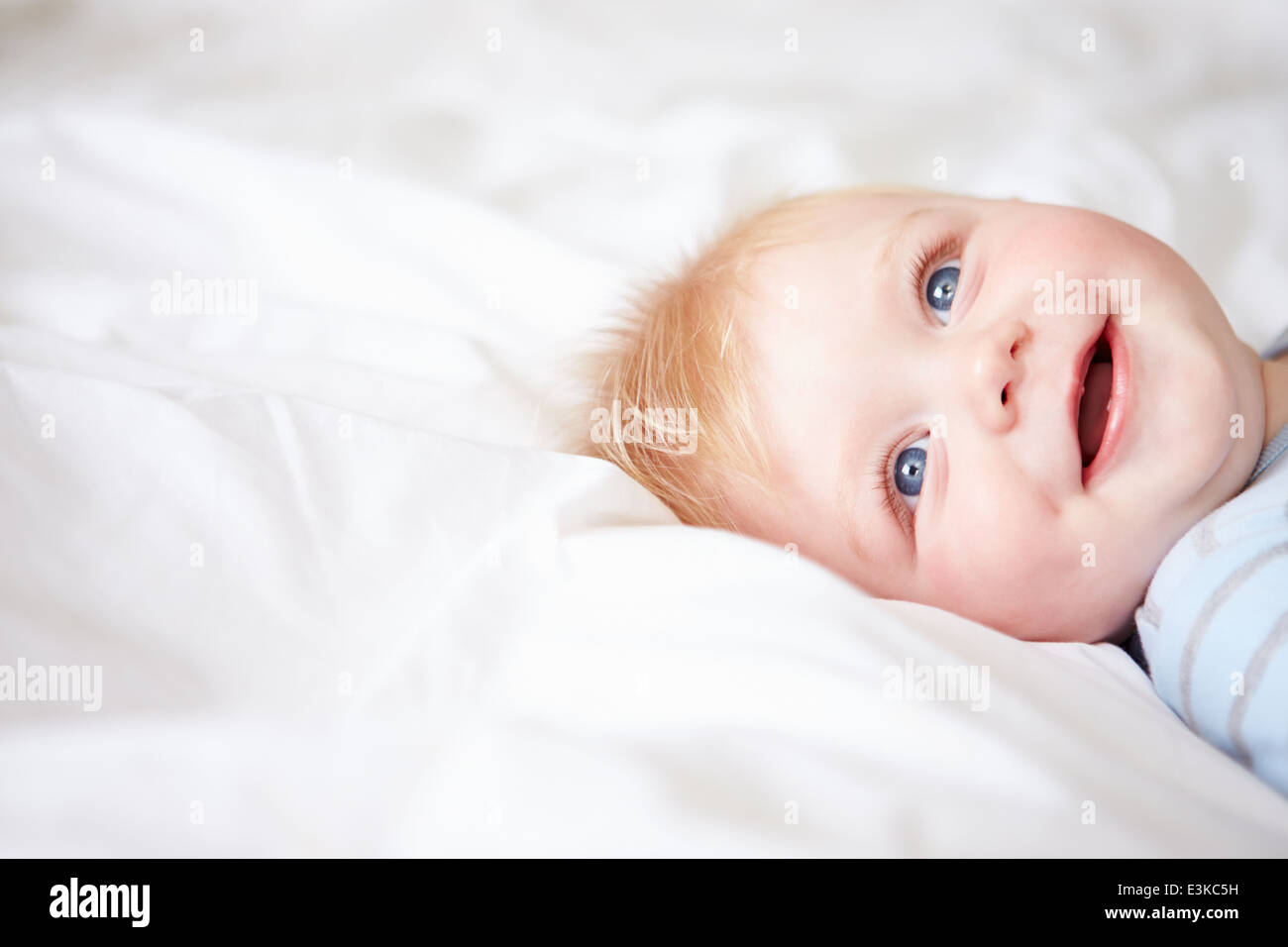 Giovane ragazzo Bambino giacente a letto Foto Stock