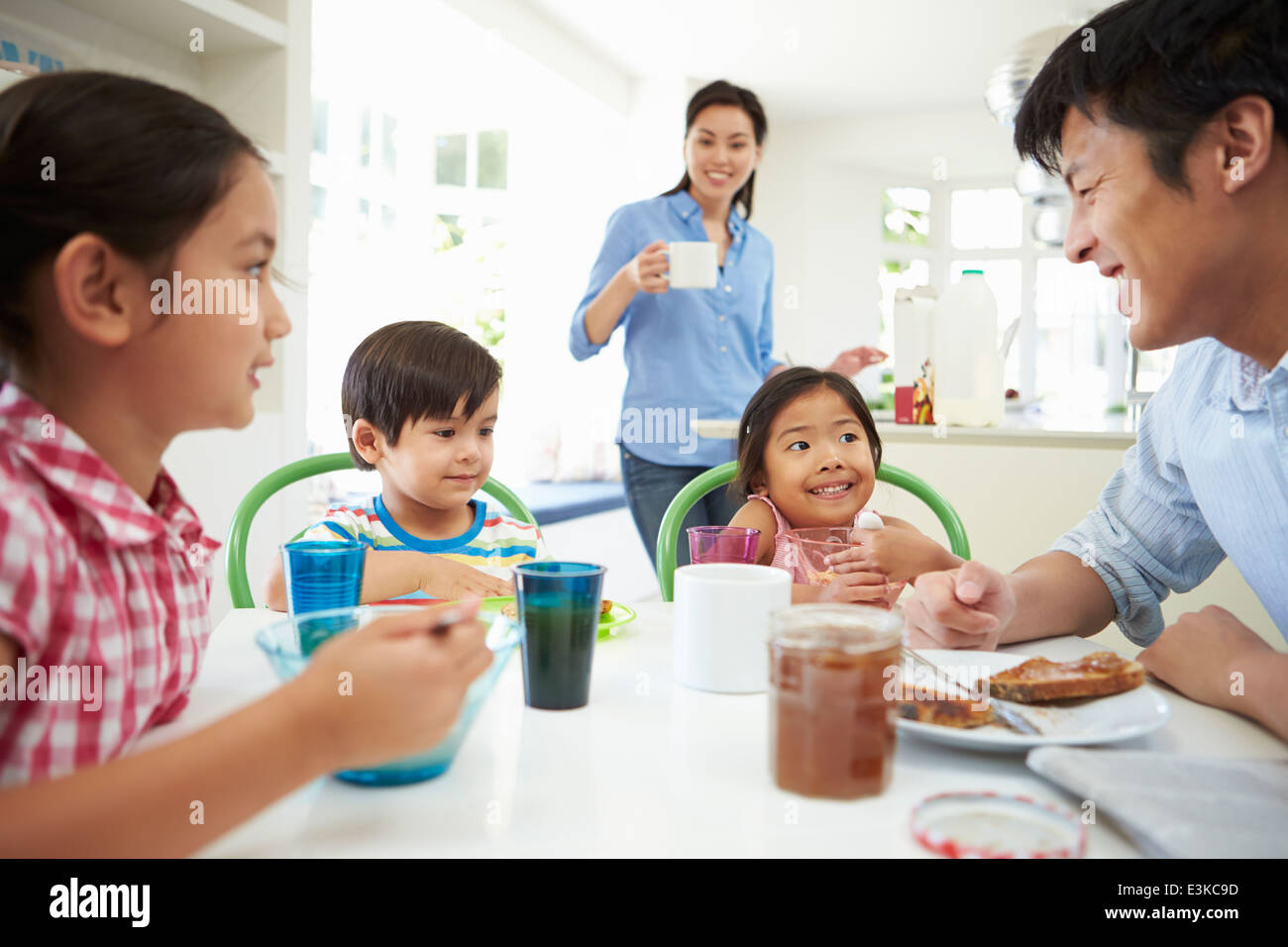 Famiglia asiatica avente la colazione insieme in cucina Foto Stock