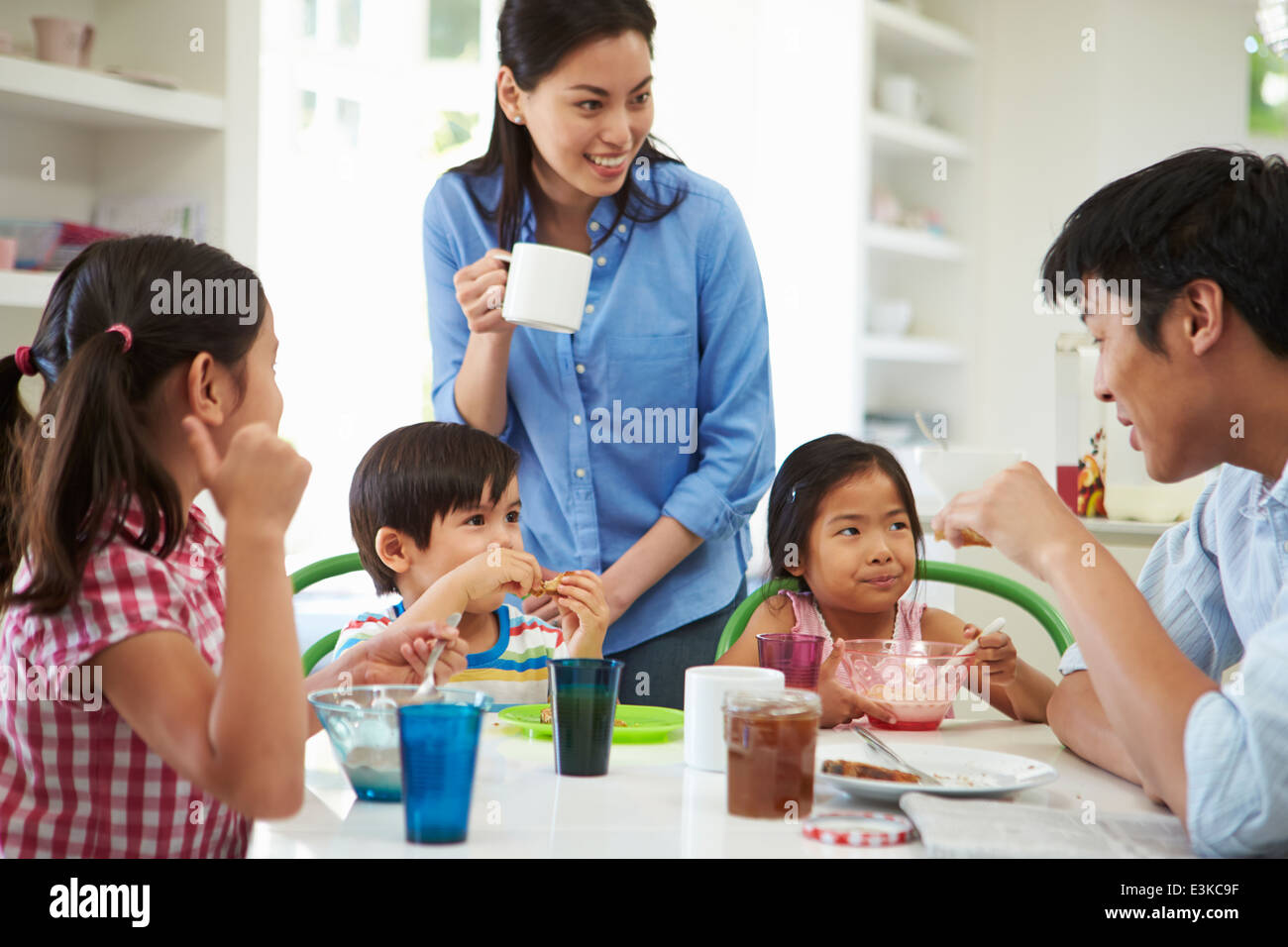 Famiglia asiatica avente la colazione insieme in cucina Foto Stock