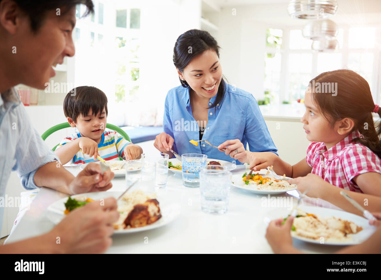 Famiglia asiatica seduta a tavola a mangiare mangiare insieme Foto Stock