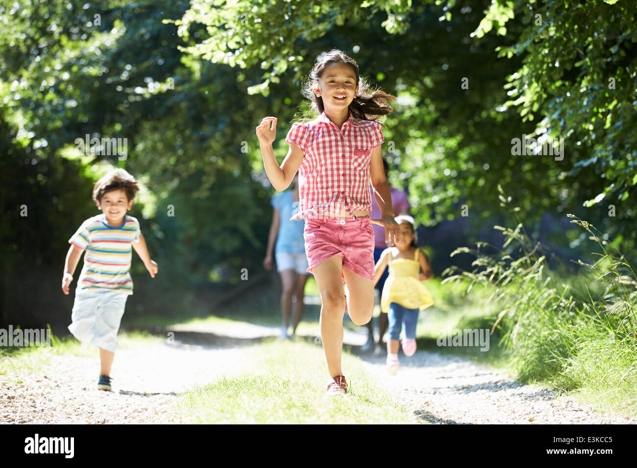 Famiglia asiatica godendo di passeggiata in campagna Foto Stock