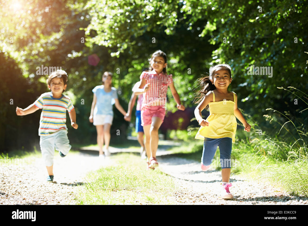 Famiglia asiatica godendo di passeggiata in campagna Foto Stock