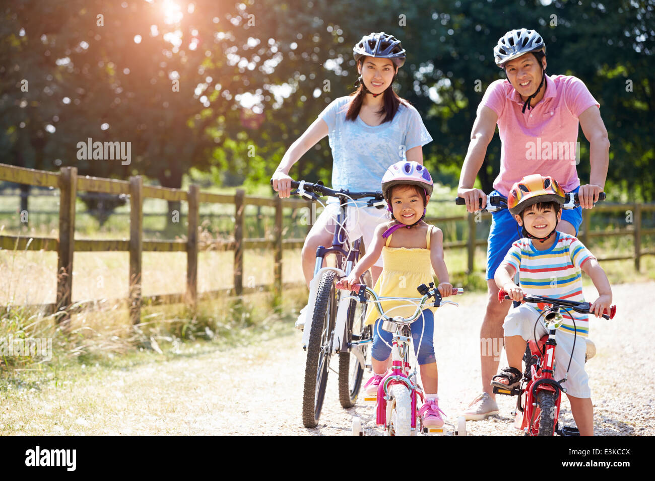 Famiglia asiatica sul tragitto in bicicletta in campagna Foto Stock