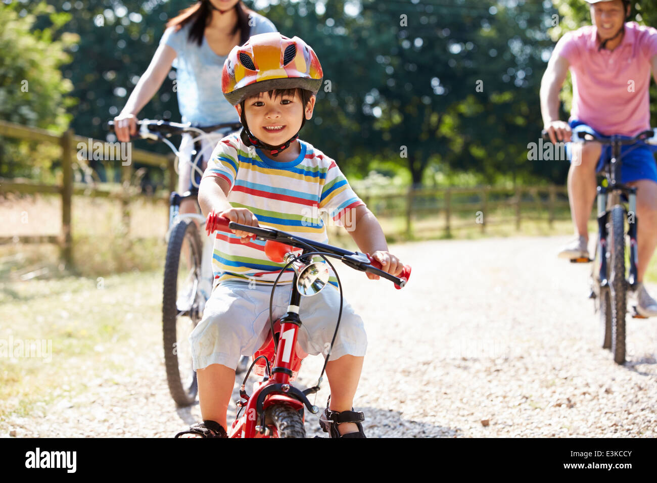Famiglia asiatica sul tragitto in bicicletta in campagna Foto Stock