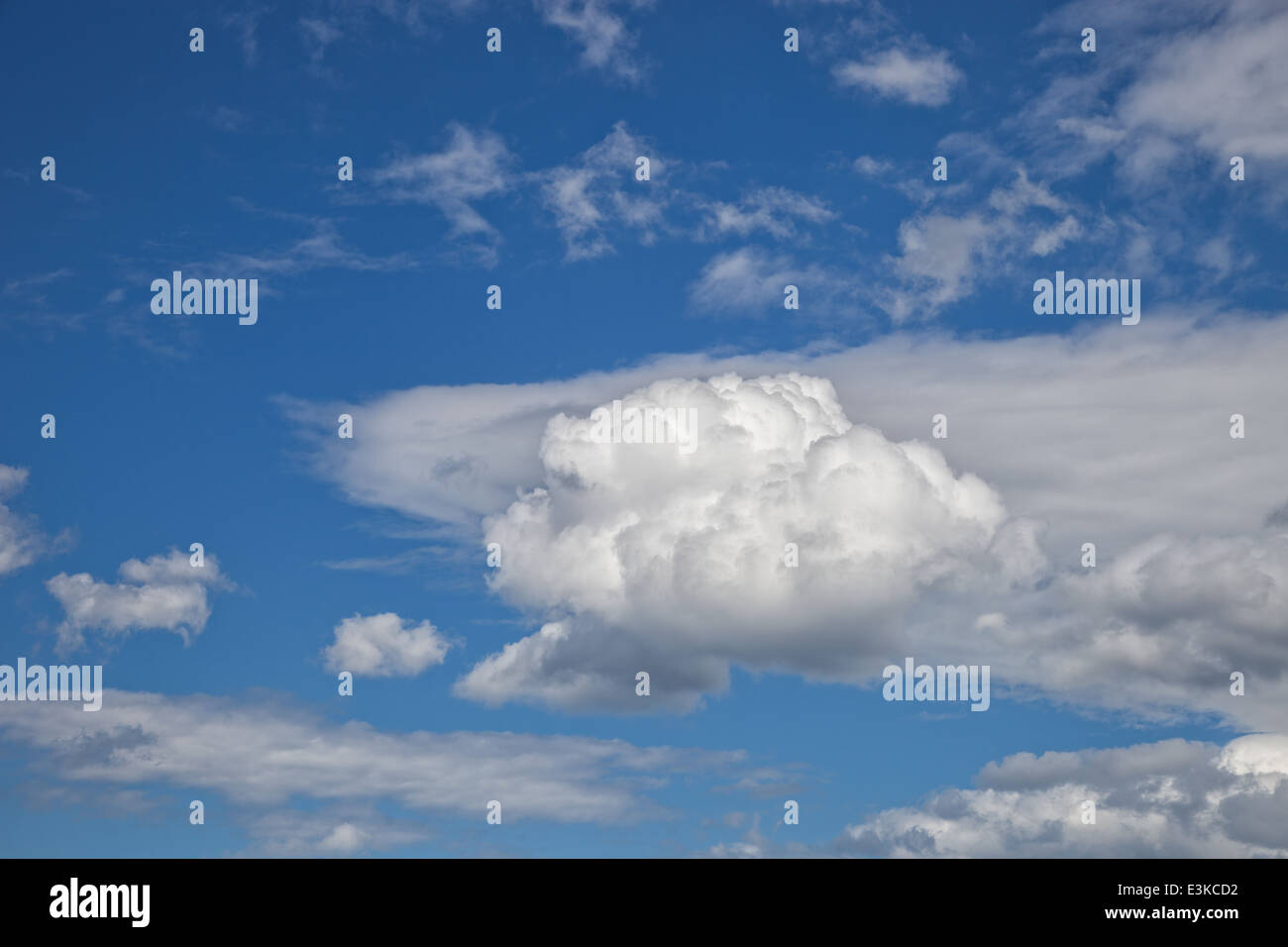 Cielo blu con nuvole sullo sfondo il bel tempo concetto. Foto Stock