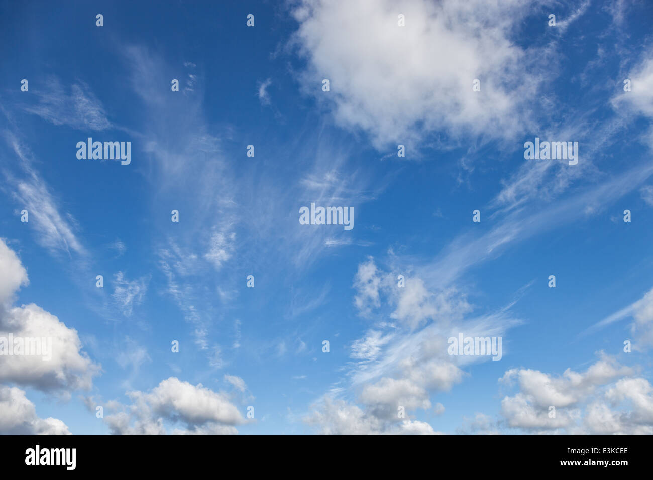 Cielo blu con nuvole sullo sfondo il bel tempo concetto. Foto Stock