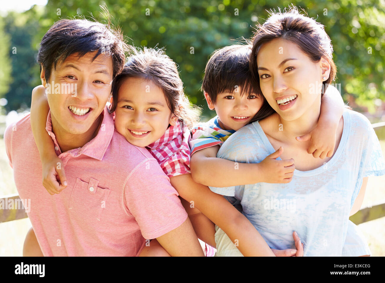 Ritratto di famiglia asiatica godendo di passeggiata in campagna estiva Foto Stock