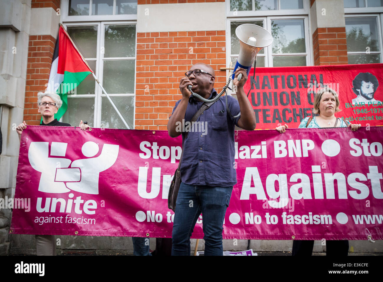 Unire le forze contro il fascismo veglia di protesta contro "neonazista polacco' attacchi in Tottenham, Londra Foto Stock