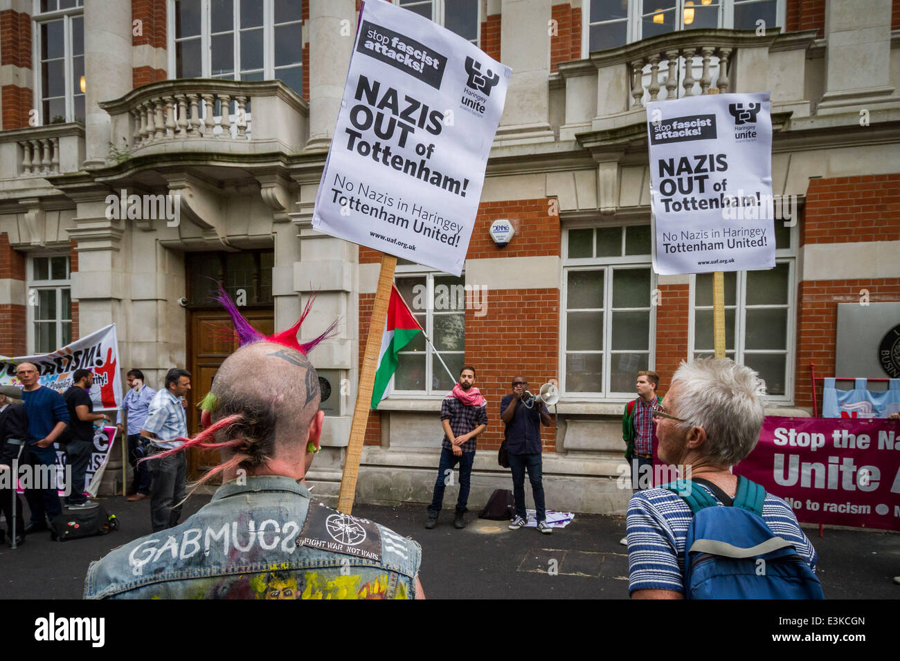 Unire le forze contro il fascismo veglia di protesta contro "neonazista polacco' attacchi in Tottenham, Londra Foto Stock