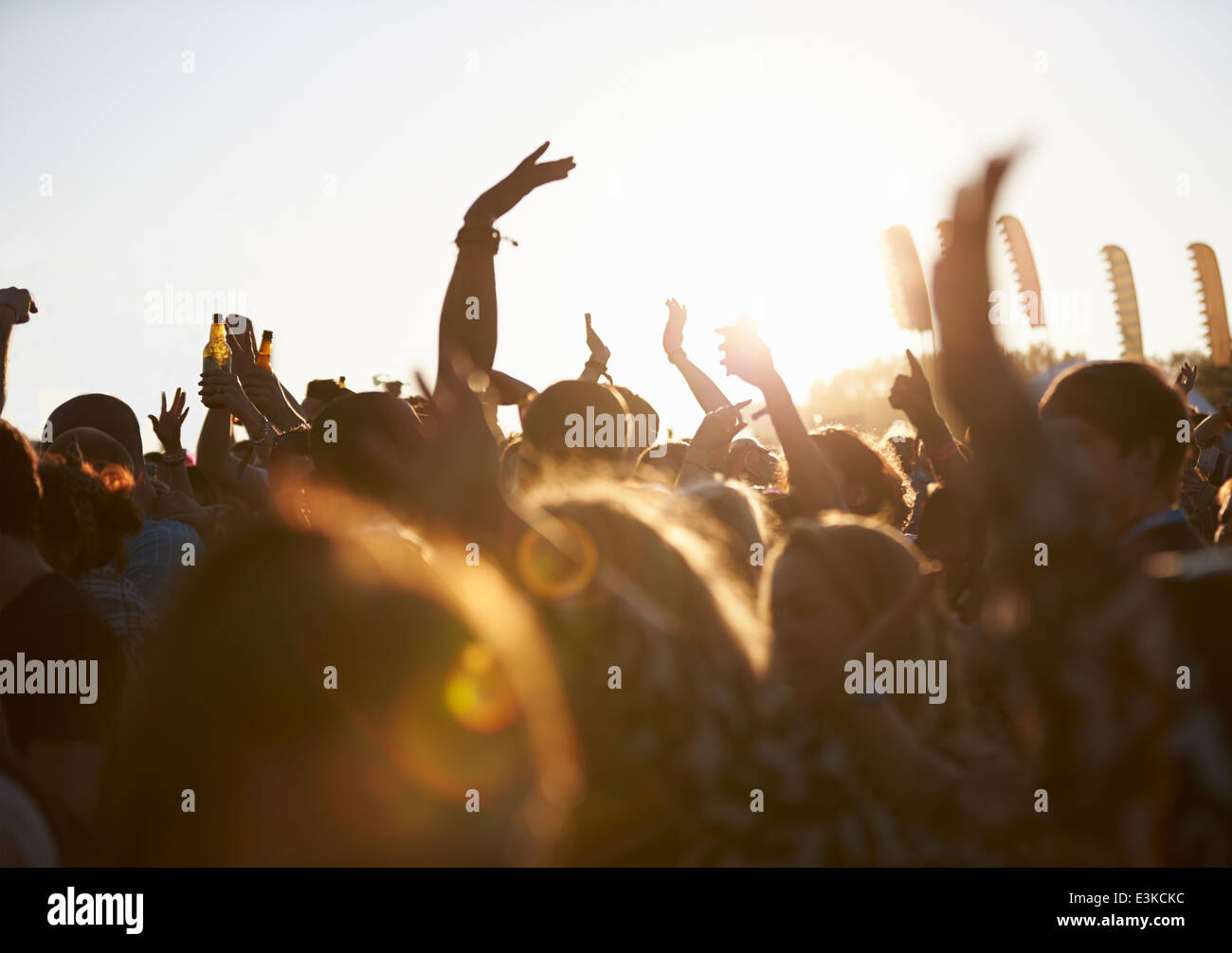 La folla che si diverte a Outdoor Festival di musica Foto Stock