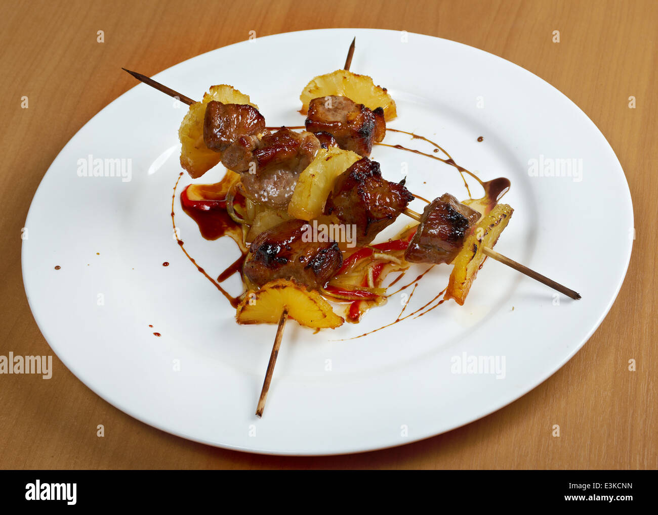 Lo shashlik (shish kebab) .la carne di maiale e ananas rendendo closeup arrosto Foto Stock