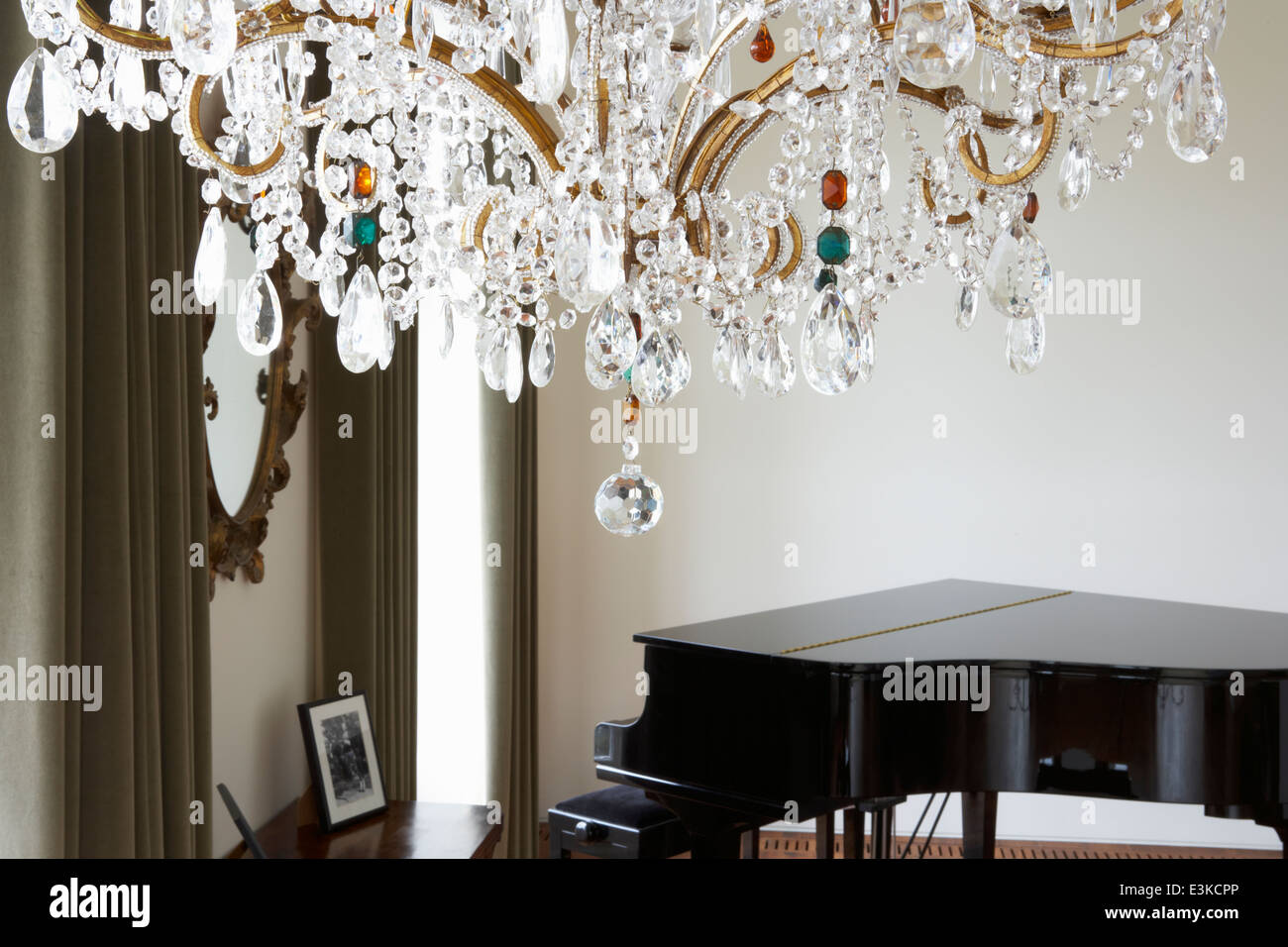Stanza in casa moderna con lampadario e pianoforte Foto Stock