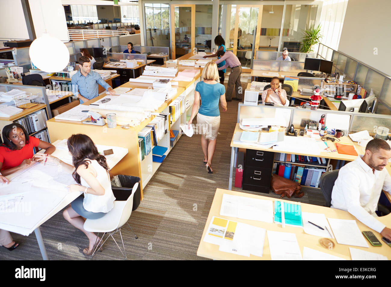 Interno occupato di Modern Open Plan Office Foto Stock