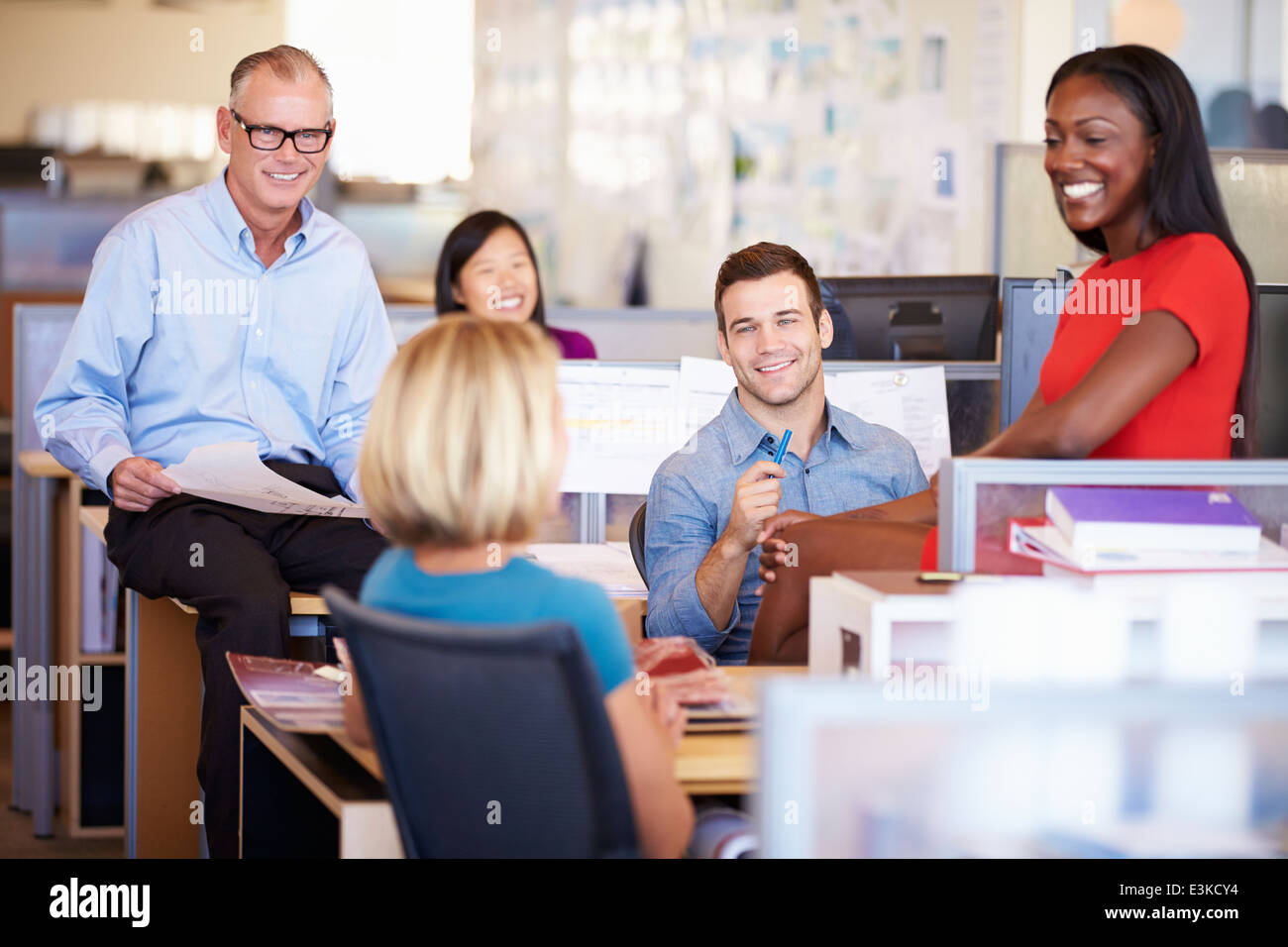 Gli imprenditori aventi riuniti in Modern Open Plan Office Foto Stock