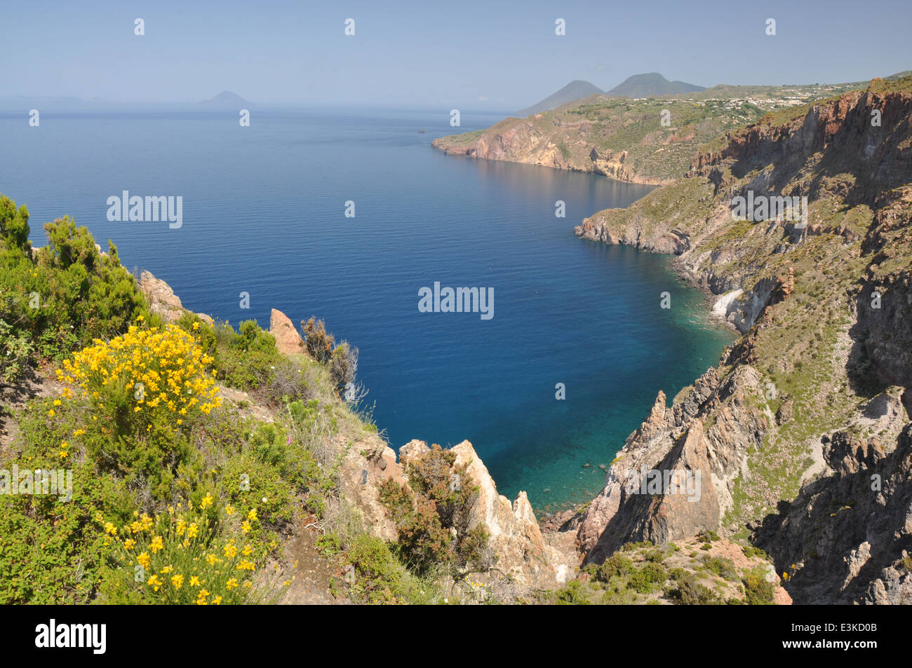 Isola di Lipari, Isole Eolie, Cliff di Lipari e Salina in background, Messina, Sicilia, Italia Foto Stock