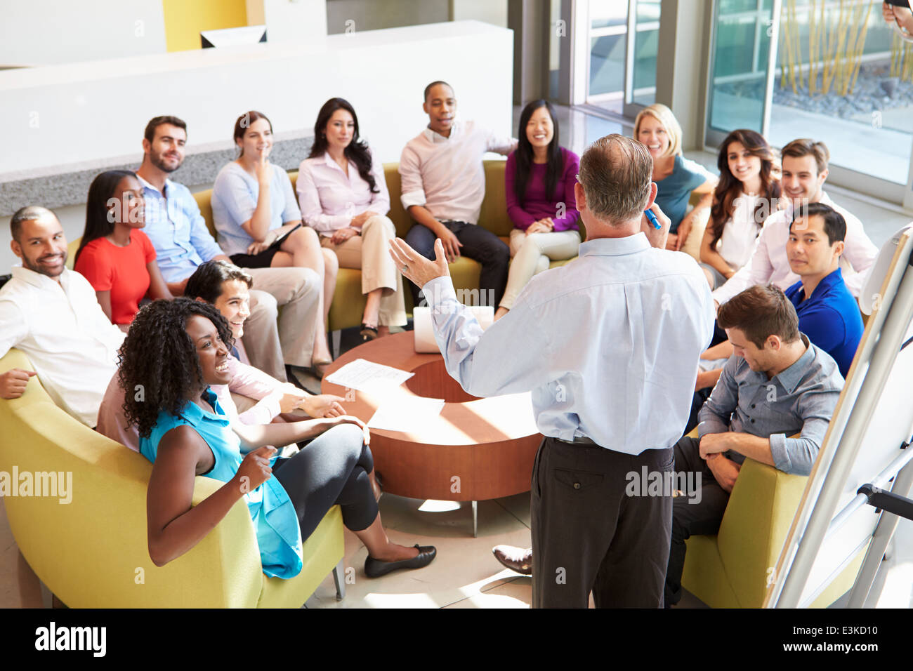 Imprenditore rendendo la presentazione ai colleghi di ufficio Foto Stock